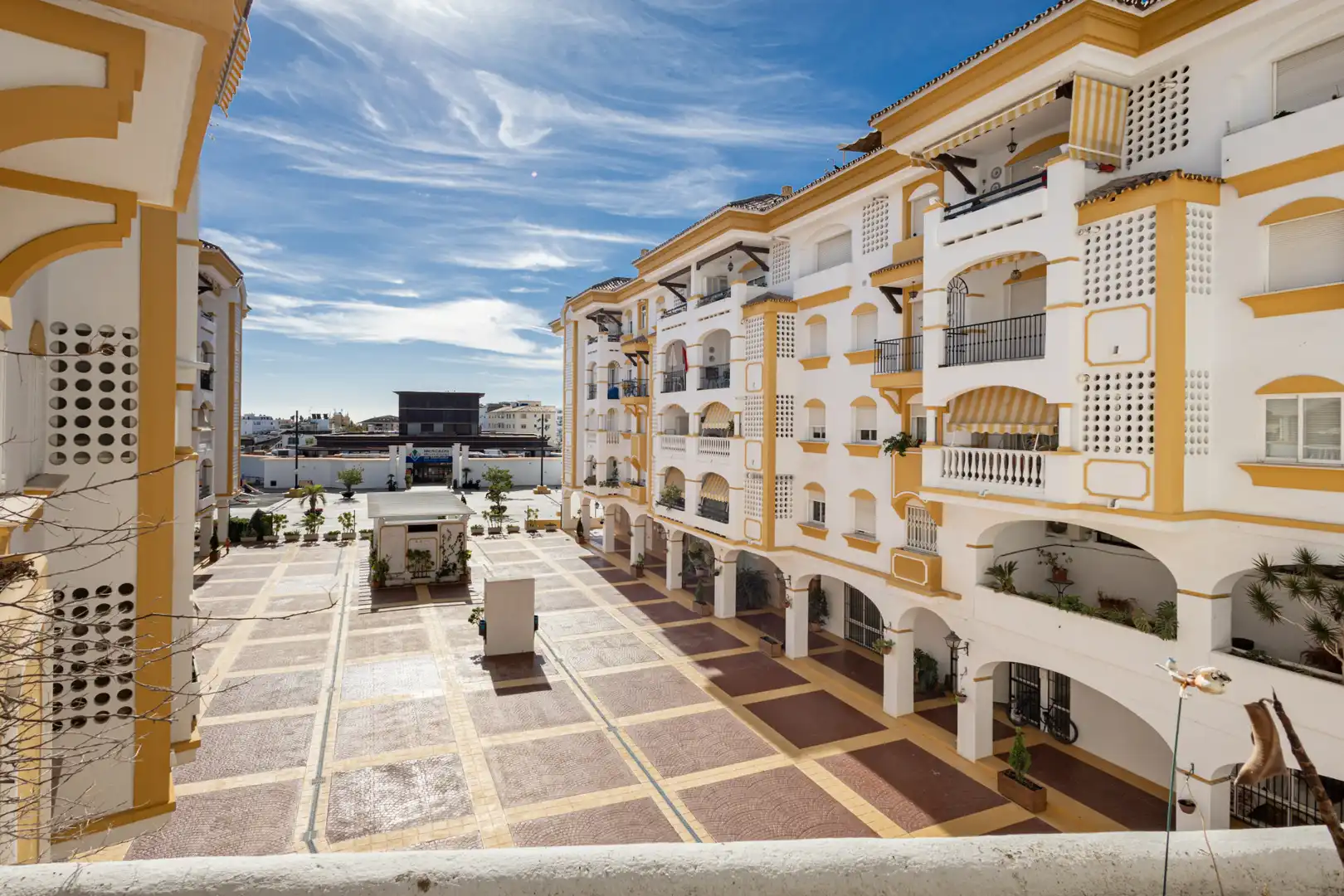 Außenansicht von Wohnungen zum Verkauf in Marbella mit Klimaanlage, Terrasse und Möbliert