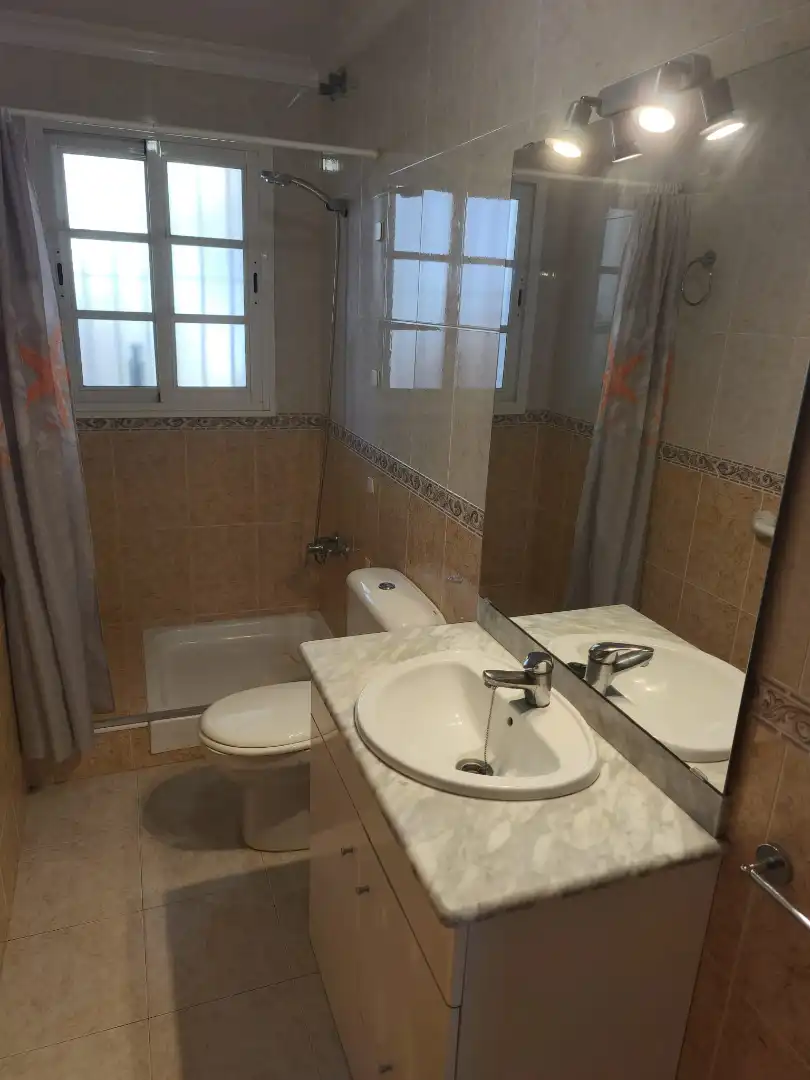Baño de Piso de alquiler en Cártama con Terraza, Trastero y Amueblado