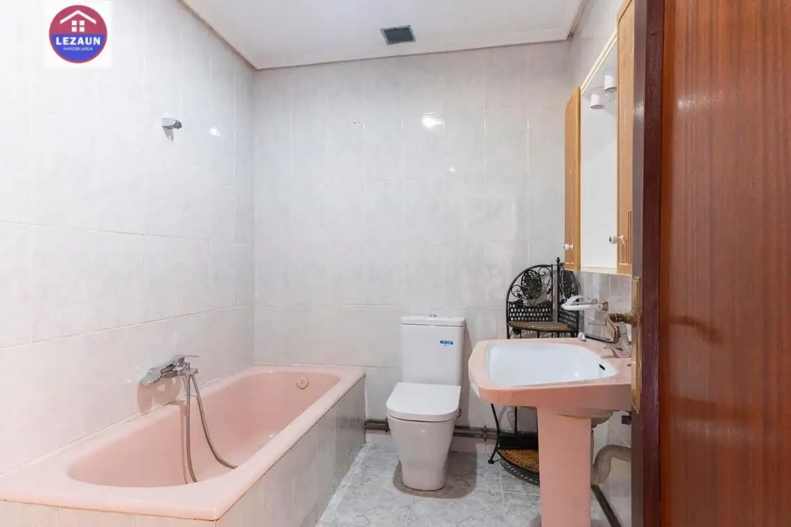Bathroom of Flat for sale in Funes  with Parquet flooring, Terrace and Storage room