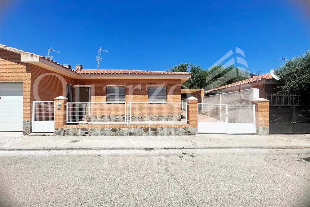 Vista exterior de Casa adosada en venda en La Mata amb Jardí privat