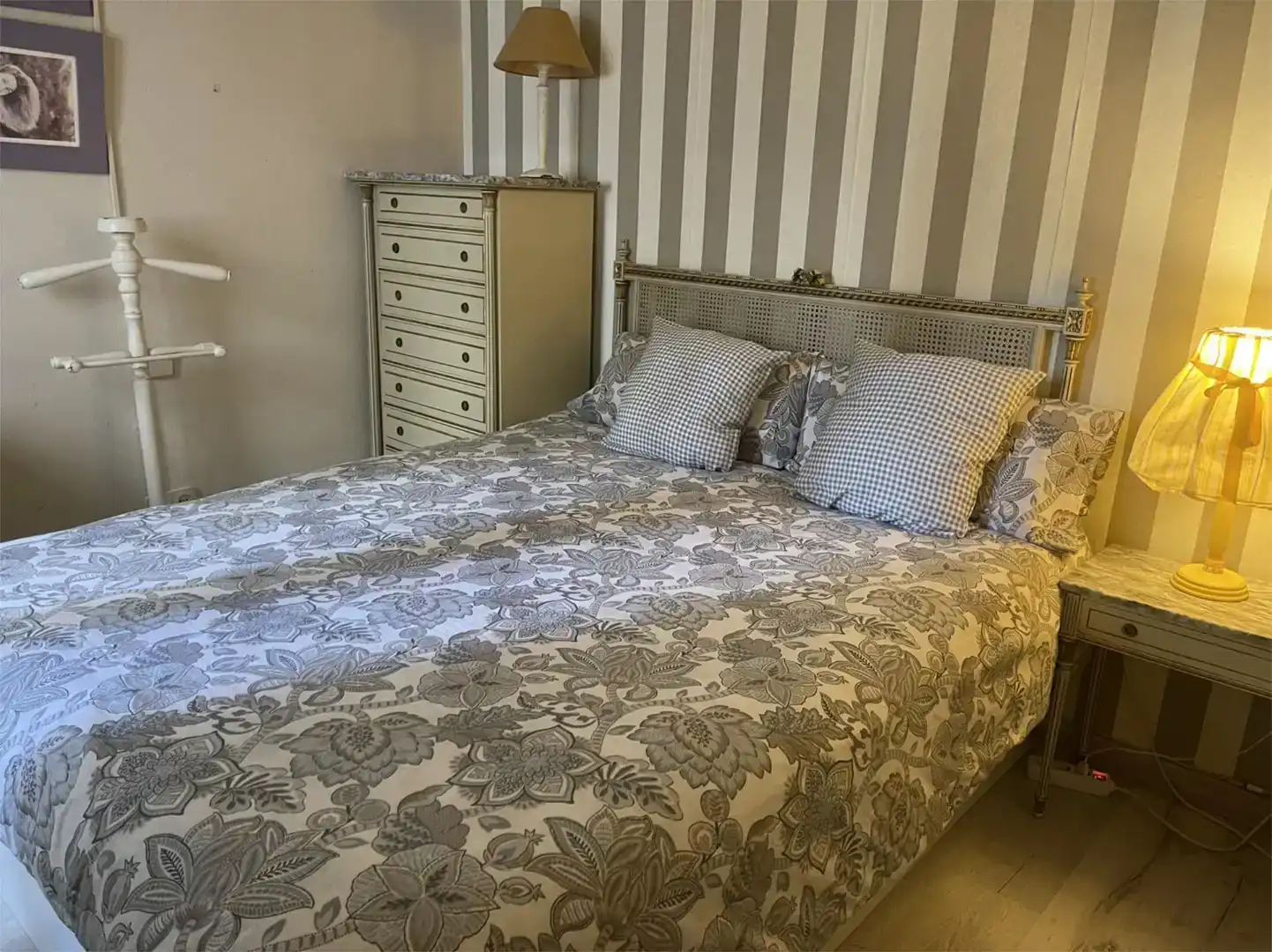 Schlafzimmer von Erdgeschoss zur Miete in Marbella mit Klimaanlage und Schwimmbad