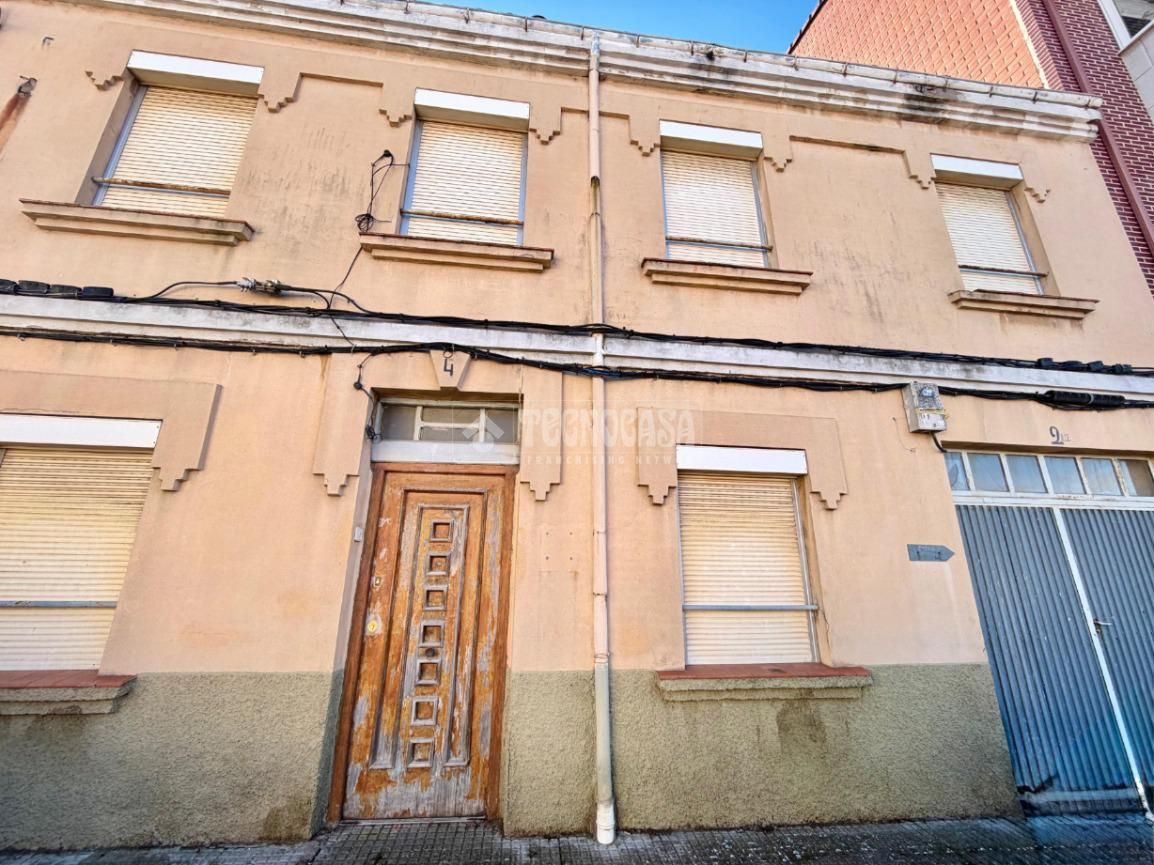 Exterior view of Single-family semi-detached for sale in León Capital 