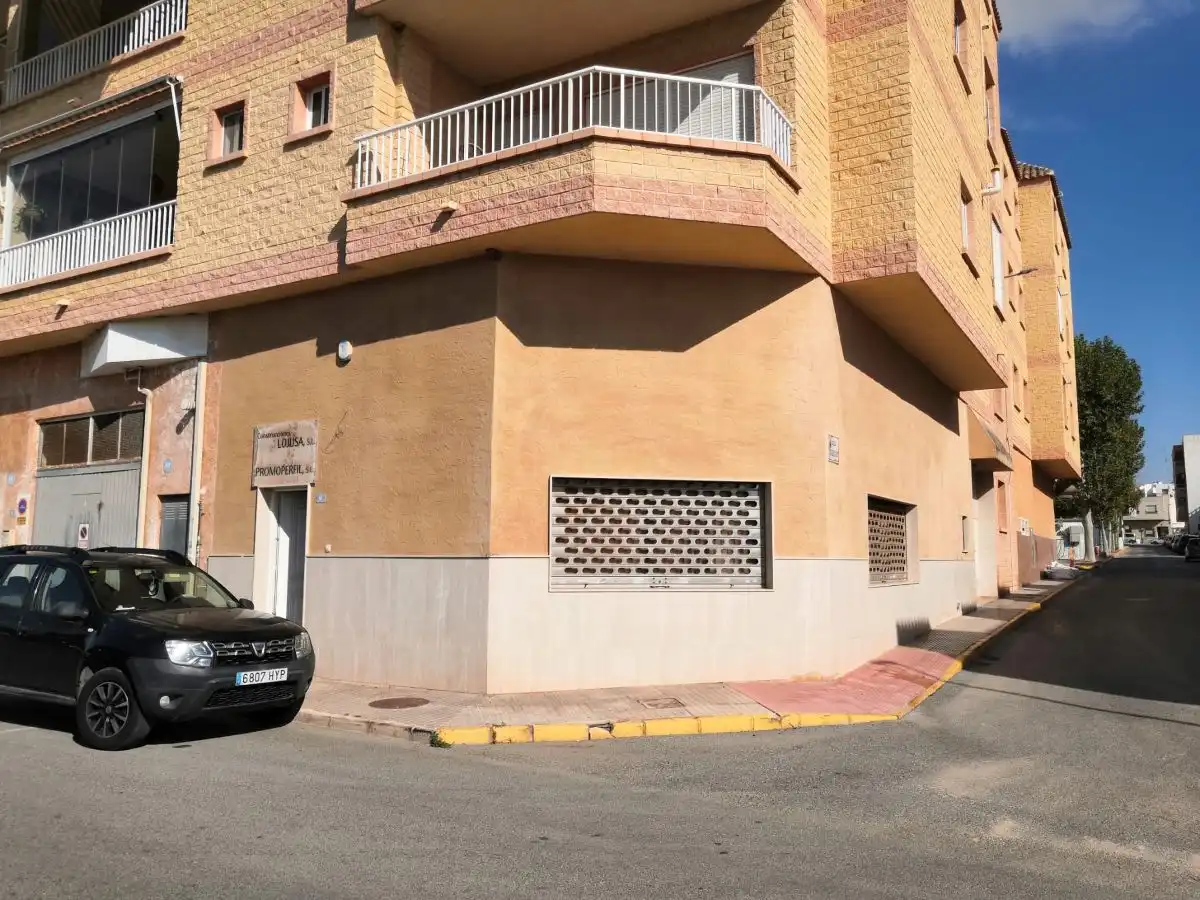 Local commercial à vendre à Calle Juan Carbajo Santos 45