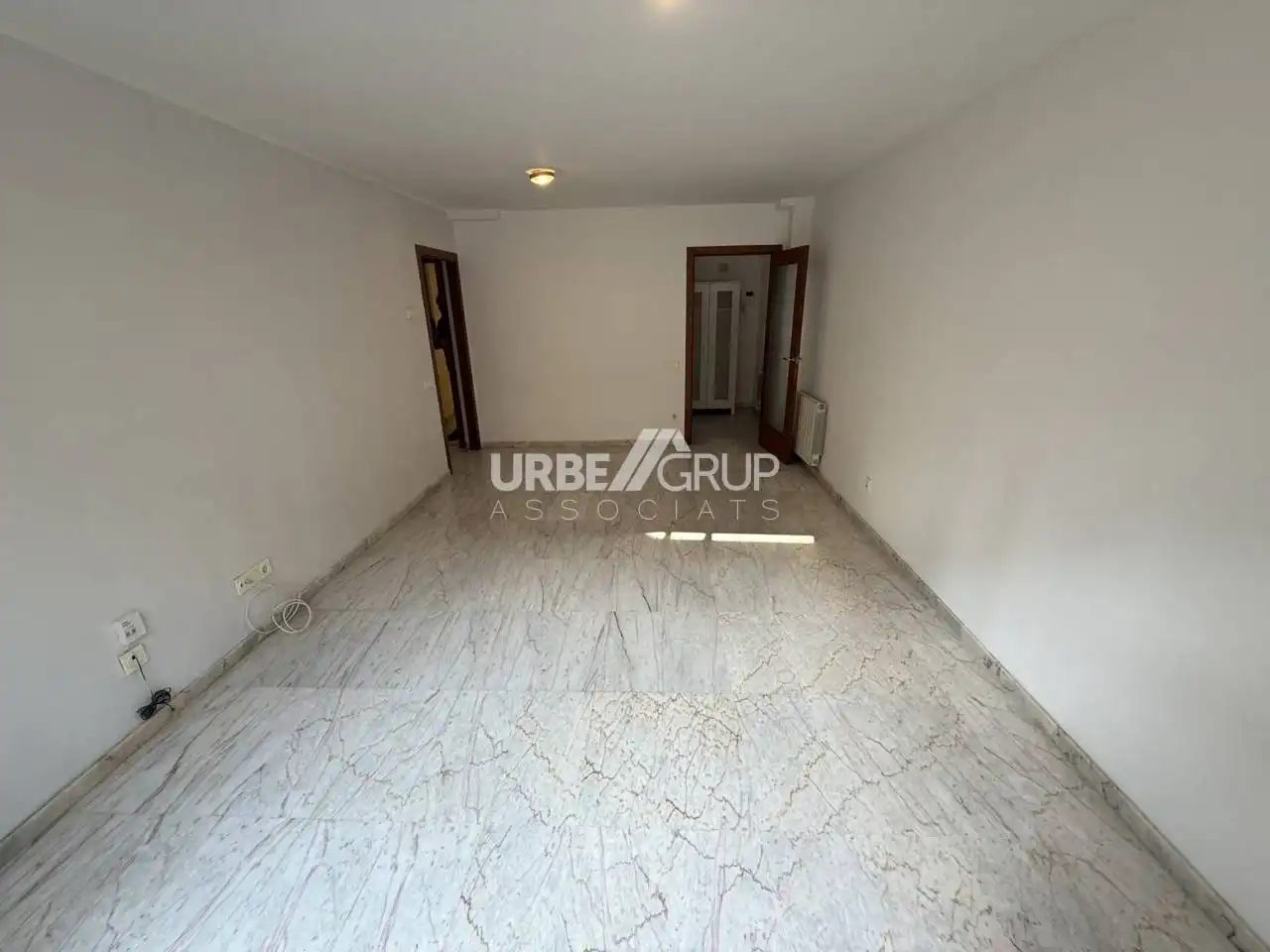 Flat for rent in Calle CISTERNA, Barri del Centre