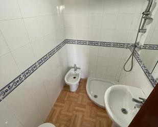 Bathroom of Flat to rent in  Sevilla Capital  with Air Conditioner, Terrace and Storage room