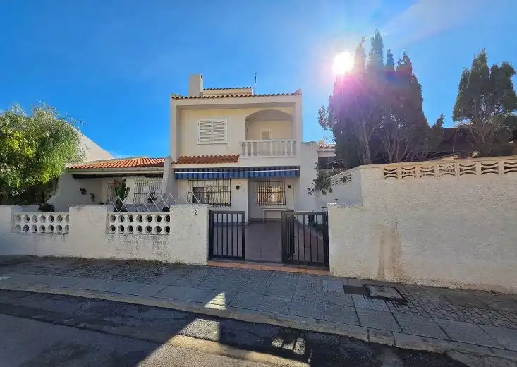 Vista exterior de Casa adosada en venda en La Manga del Mar Menor amb Aire condicionat, Jardí privat i Terrassa