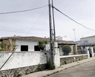 Vista exterior de Casa o xalet en venda en Madroñera amb Aire condicionat, Calefacció i Jardí privat