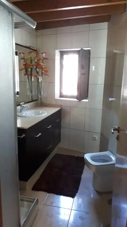 Baño de Casa adosada en venta en Ourense Capital  con Calefacción, Parquet y Amueblado