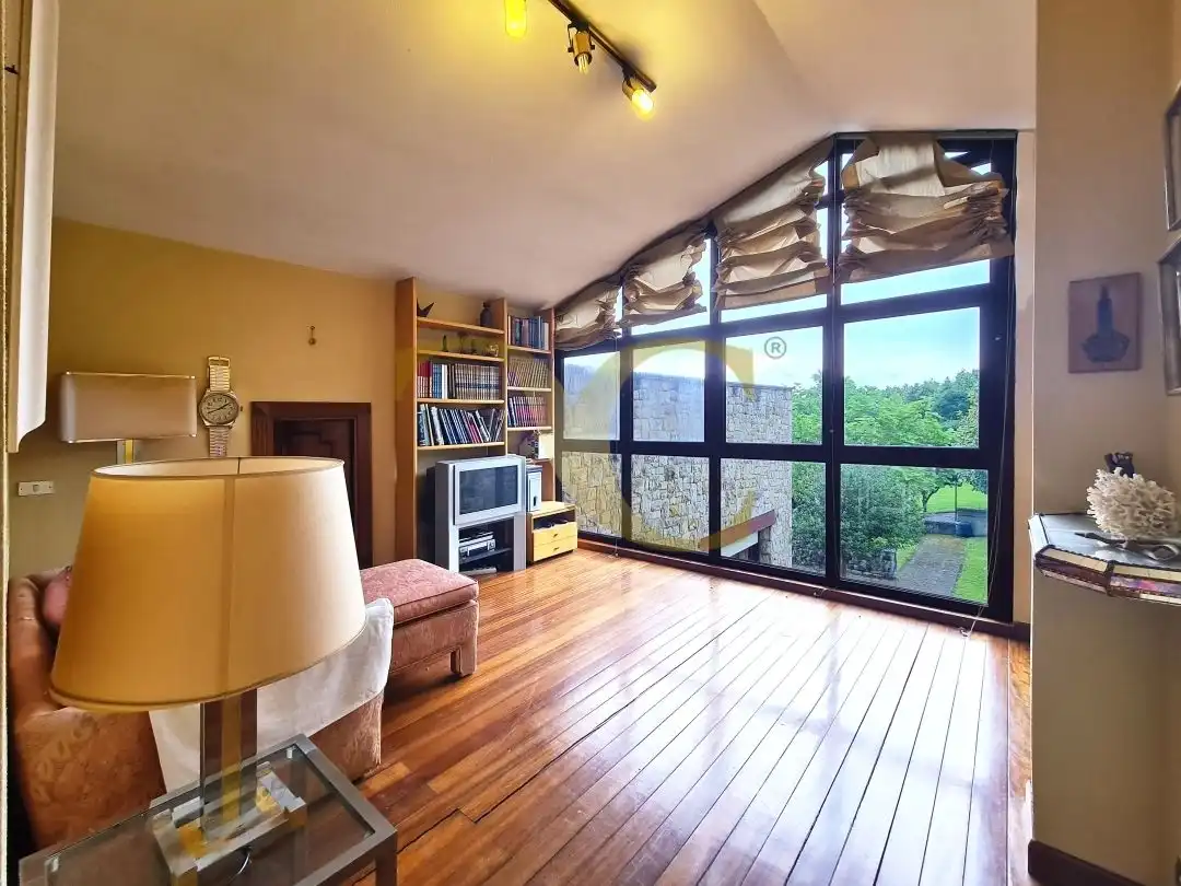 Sala d'estar de Casa o xalet en venda en Oviedo  amb Calefacció, Jardí privat i Terrassa