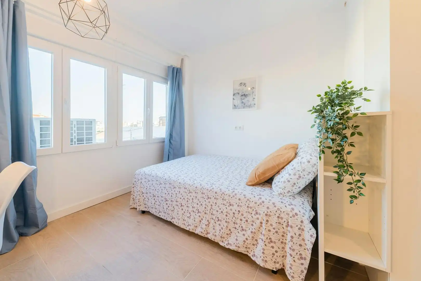 Schlafzimmer von Wohnung zur untervermieten in Valencia mit Möbliert, Waschmaschine und Internet