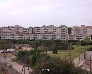 Vista exterior de Pis en venda en Benalmádena amb Jardí privat, Terrassa i Traster