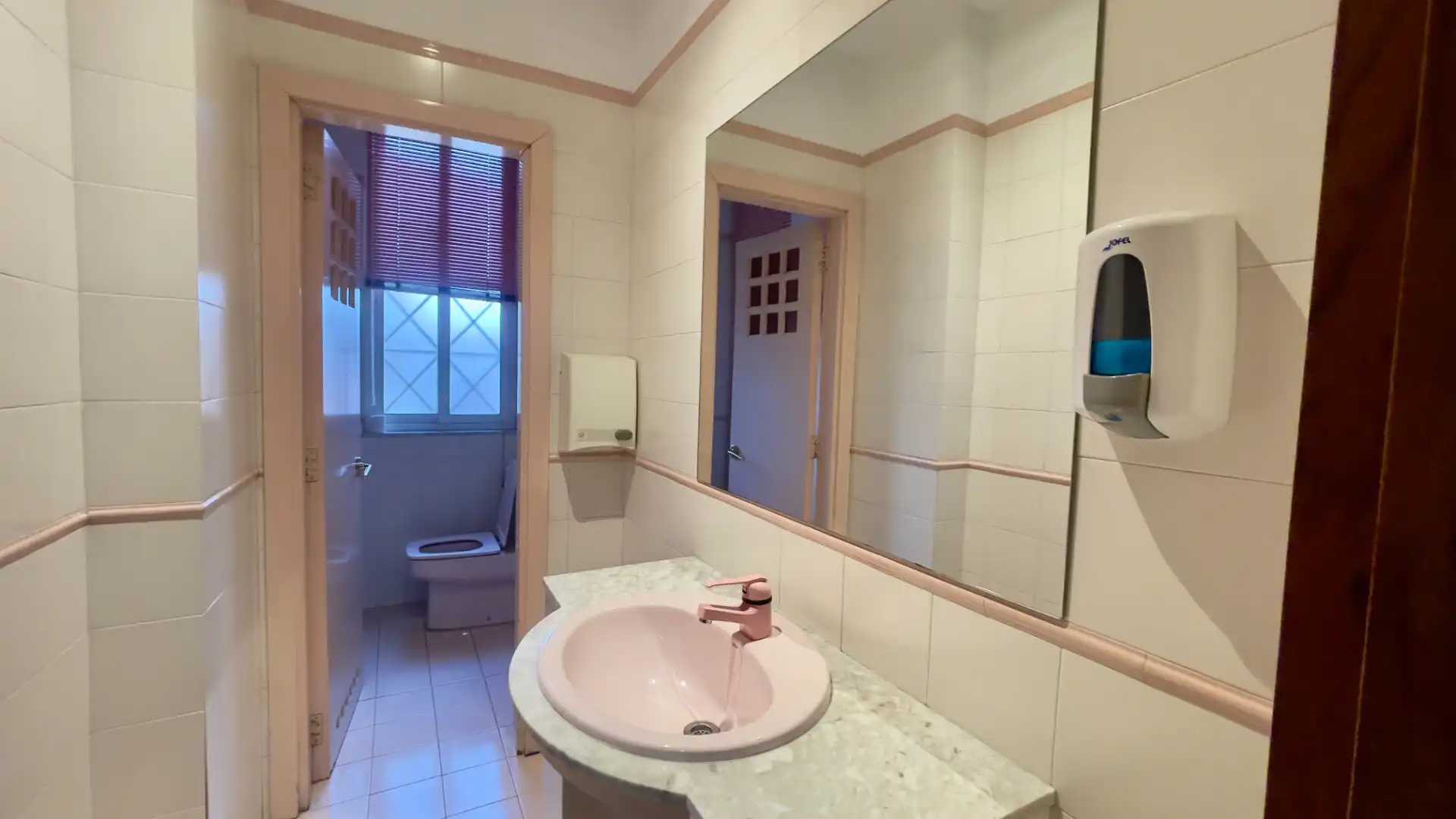 Badezimmer von Büro zum Verkauf in Ponferrada mit Klimaanlage, Heizung und Möbliert