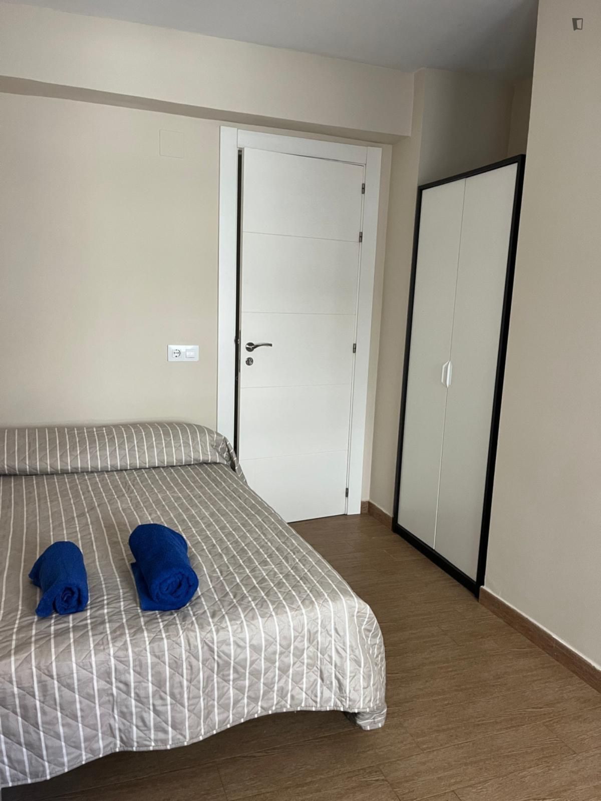 Dormitori de Apartament per a compartir en Cuenca Capital amb Calefacció, Moblat i Forn