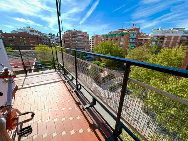 Vista exterior de Pis en venda en Madrid amb Calefacció, Terrassa i Moblat