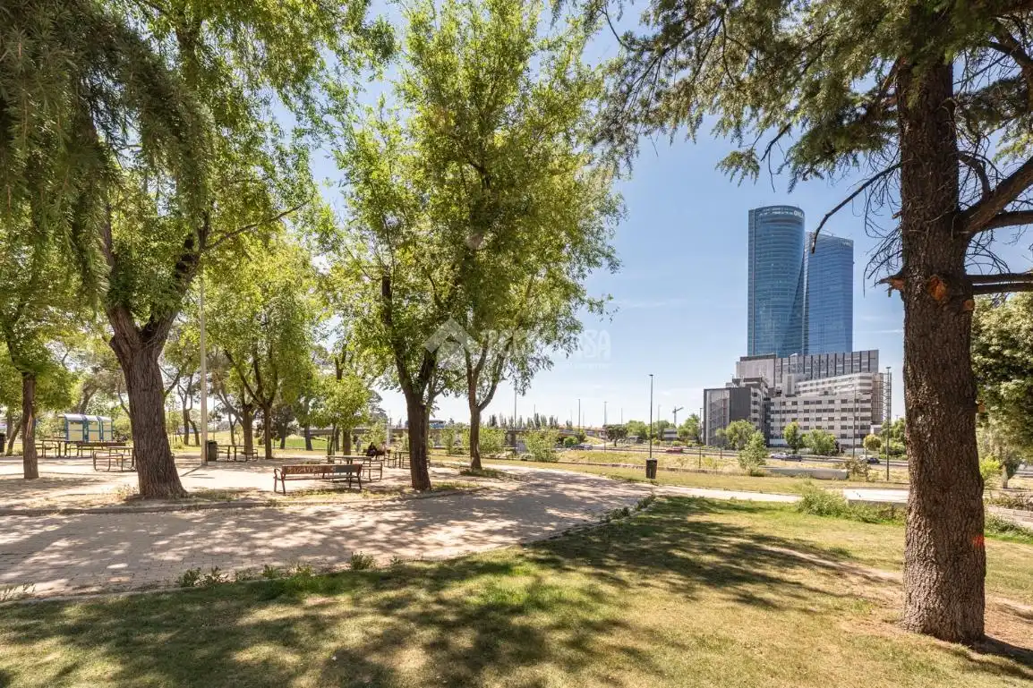 Vista exterior de Piso en venta en Madrid con Calefacción y Balcón