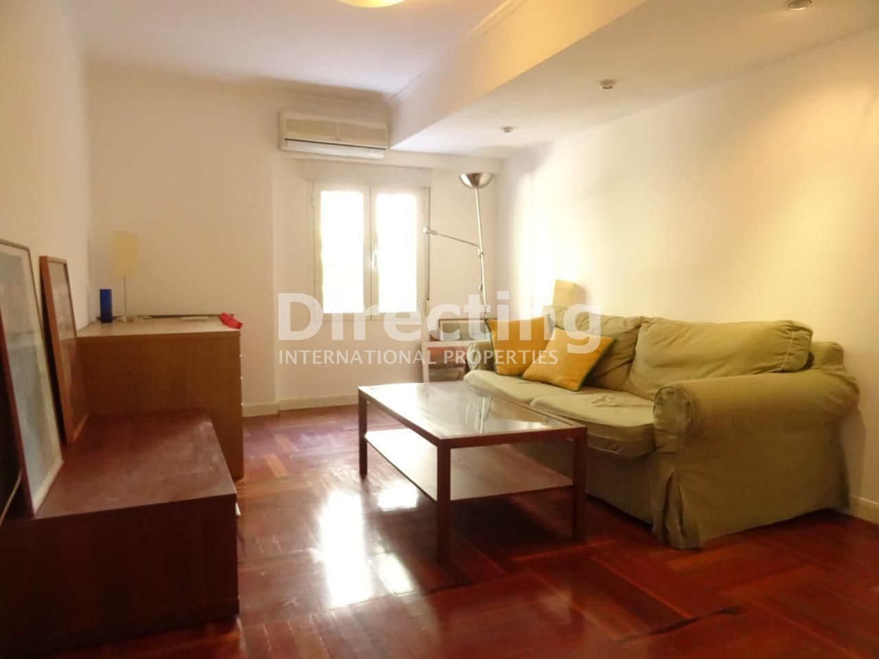 Living room of Flat to rent in  Madrid Capital  with Air Conditioner, Heating and Parquet flooring