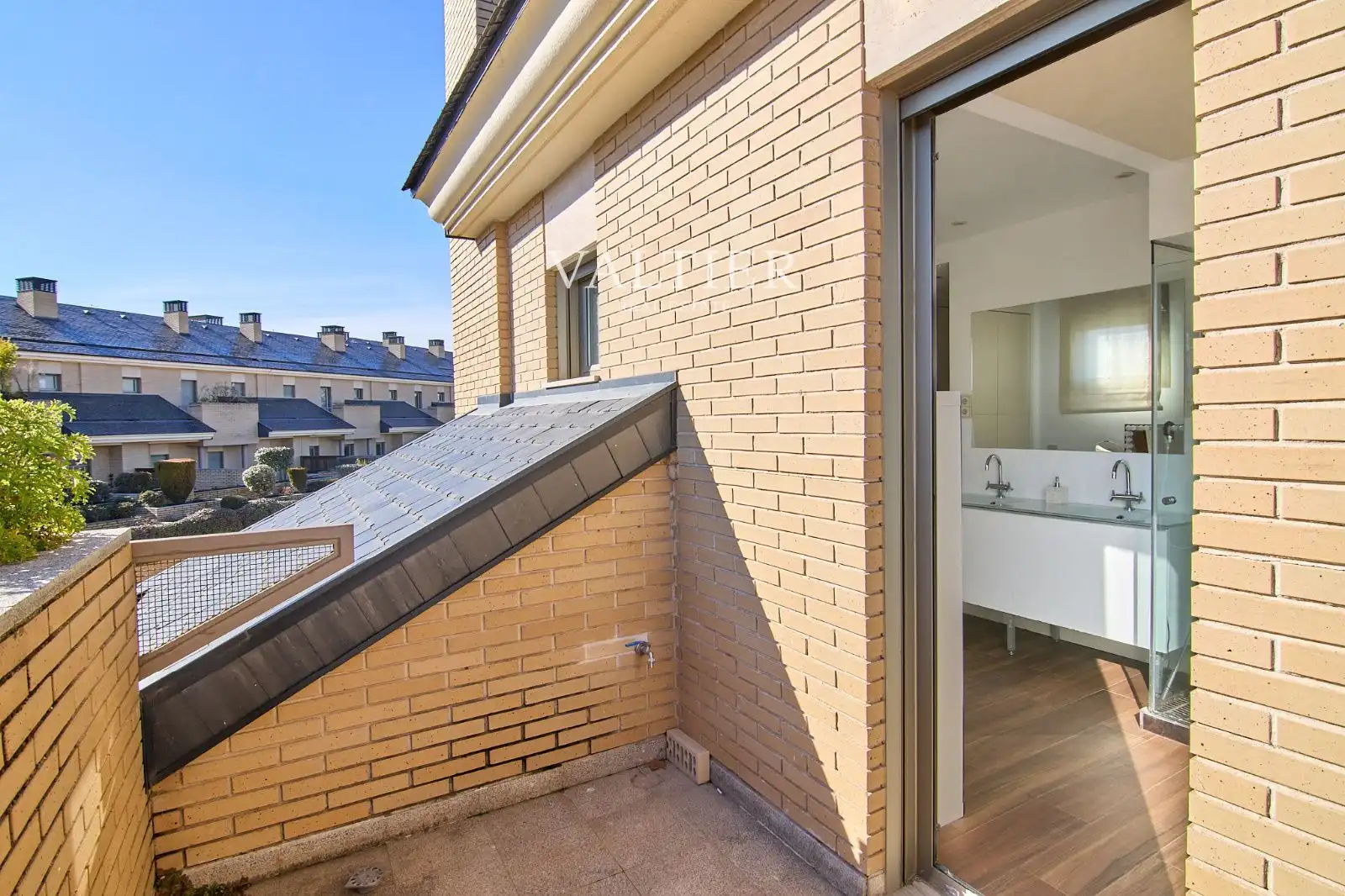 Vista exterior de Casa adosada en venda en Pozuelo de Alarcón amb Aire condicionat, Traster i Piscina