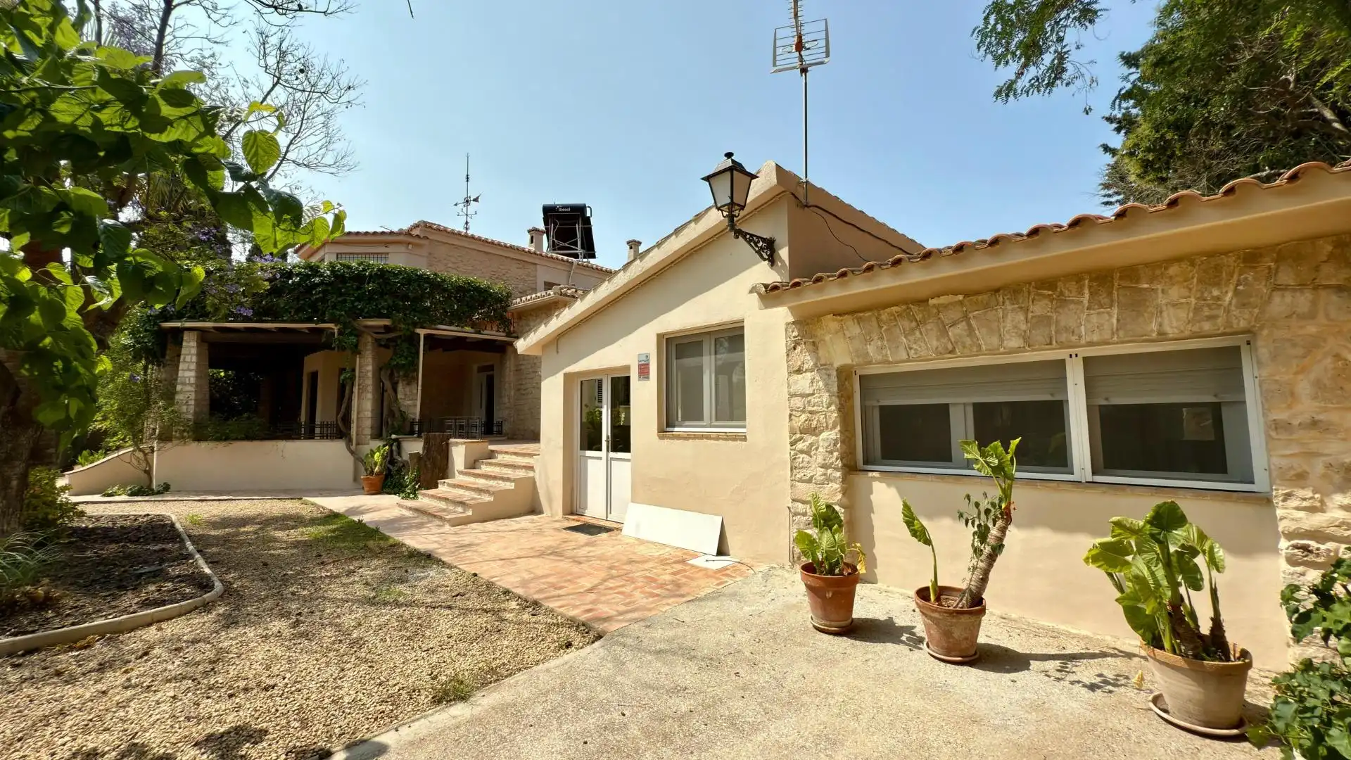 Vista exterior de Casa o xalet en venda en Alicante / Alacant amb Aire condicionat, Calefacció i Jardí privat