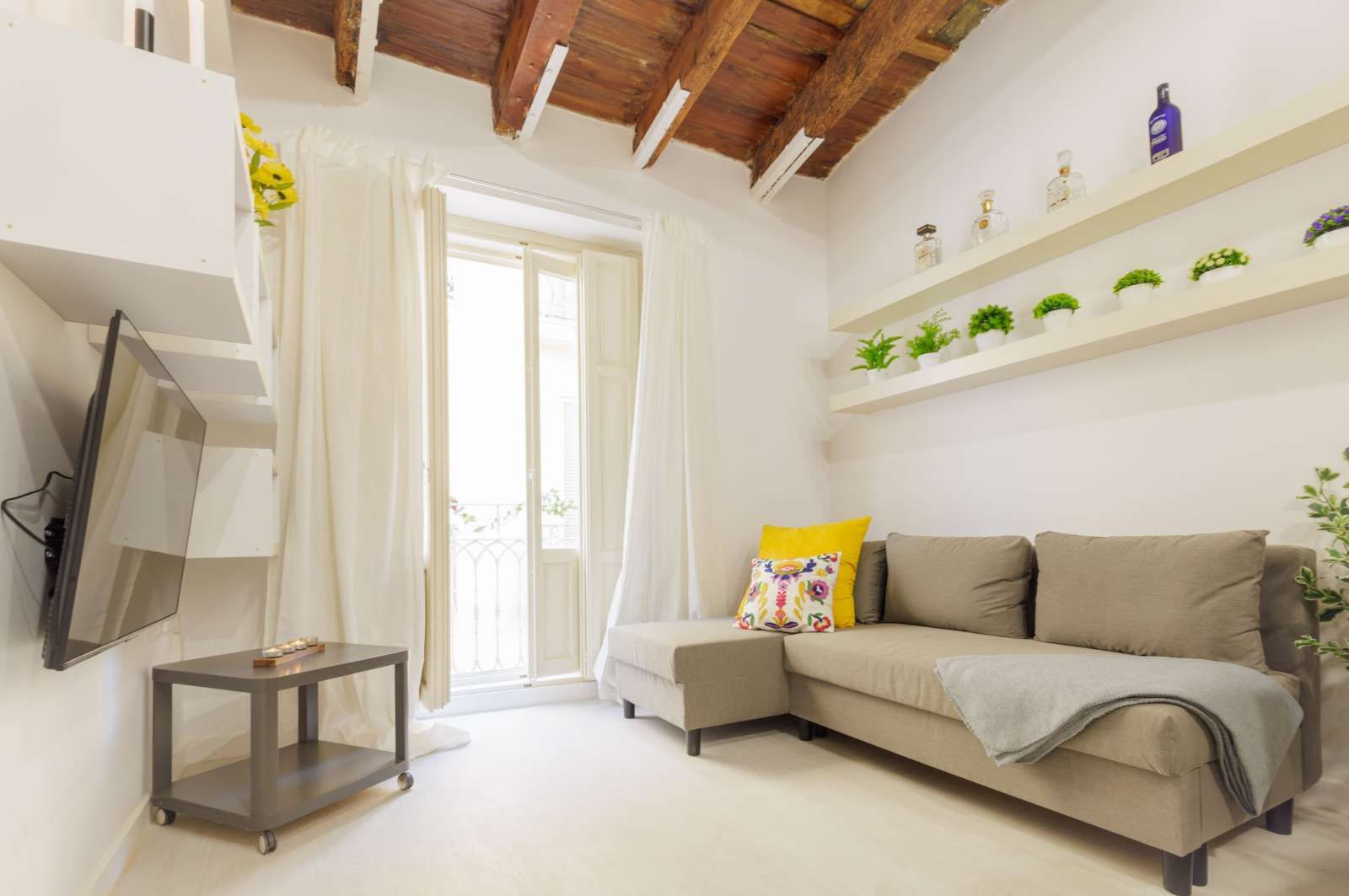 Living room of Study to share in  Valencia Capital  with Air Conditioner and Terrace