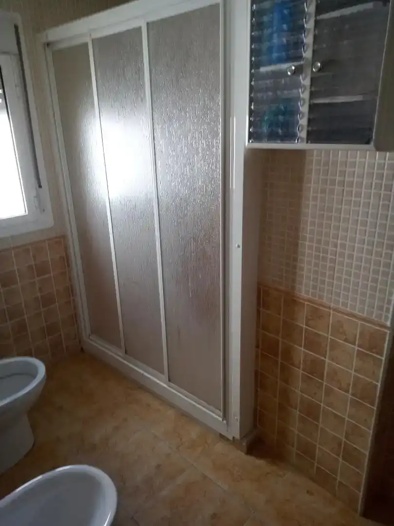 Badezimmer von Country house zum Verkauf in Igualeja mit Abstellraum und Fernseher