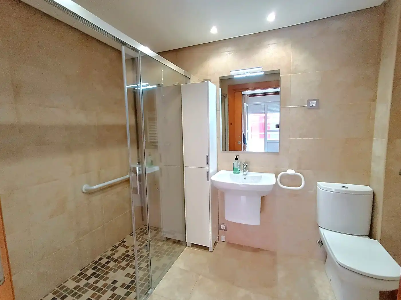 Bany de Apartament en venda en Sopela amb Aire condicionat, Terrassa i Moblat