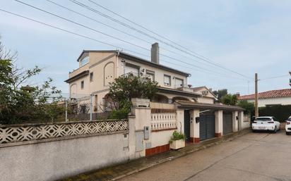 Vista exterior de Casa o xalet en venda en Cunit amb Calefacció, Jardí privat i Terrassa