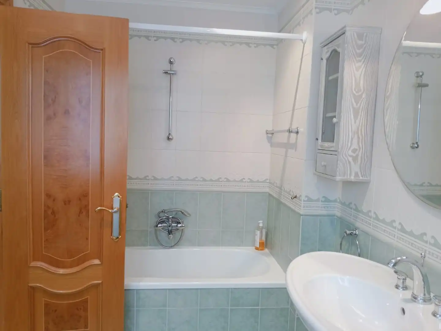 Bany de Casa o xalet en venda en Laredo amb Calefacció, Terrassa i Traster