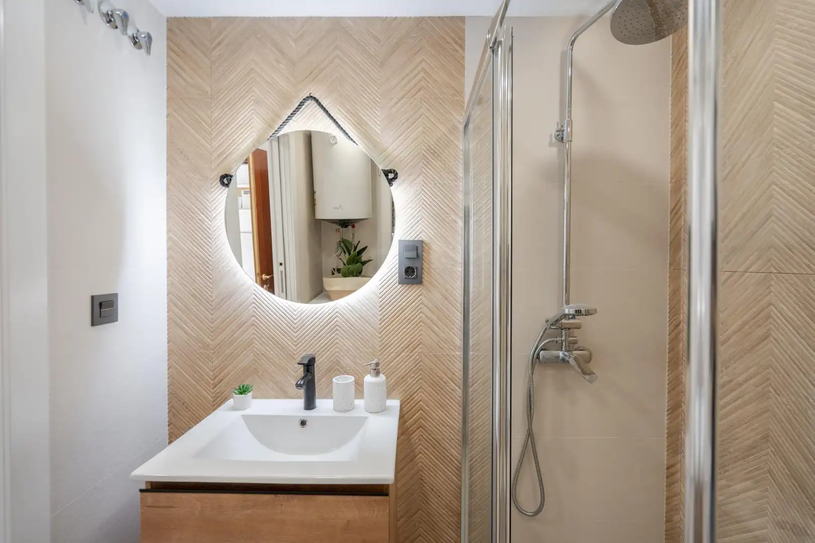 Bathroom of Flat for sale in Granada  with Air Conditioner, Parquet flooring and Furnished