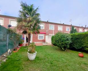 Jardí de Casa adosada en venda en San Morales amb Terrassa