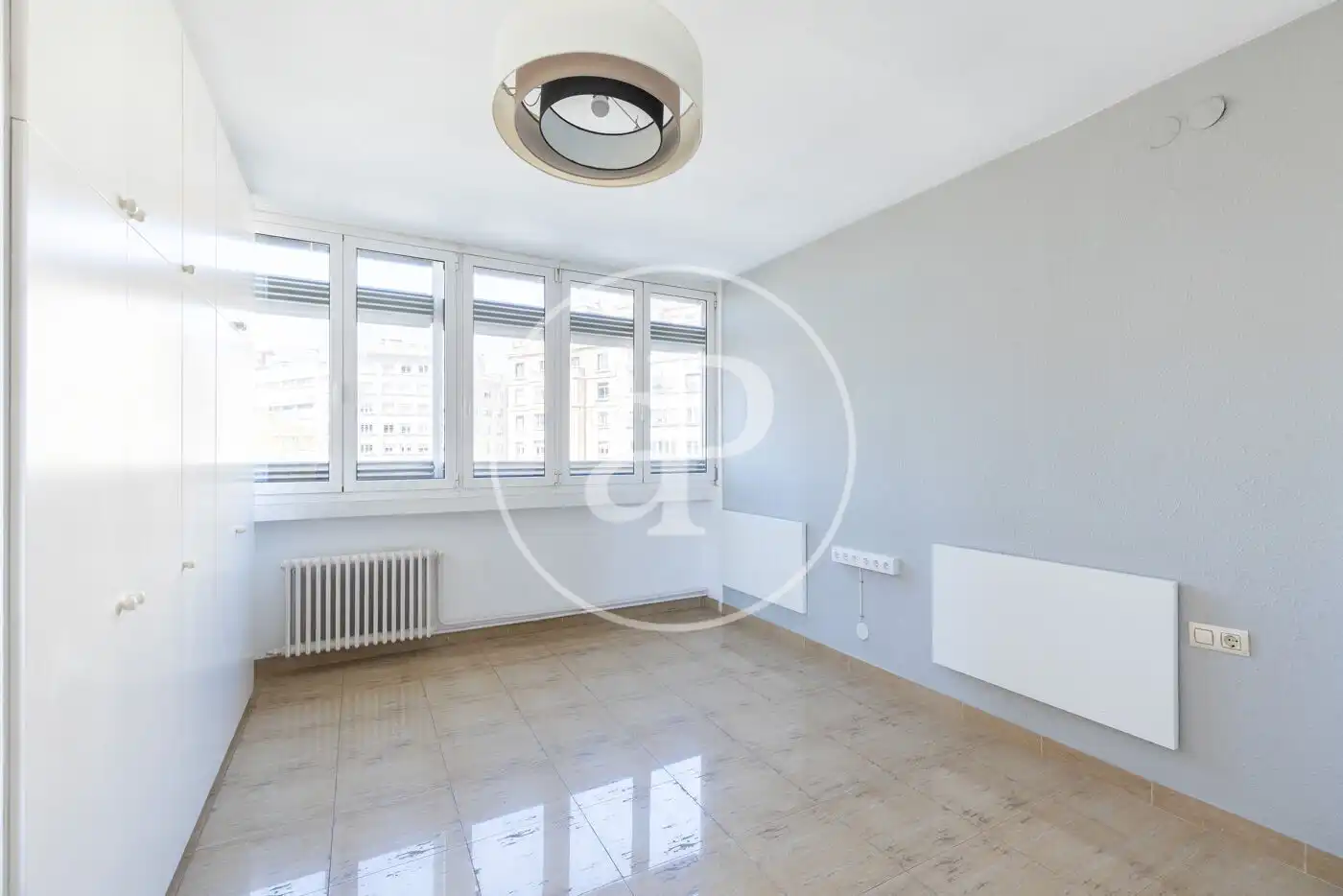Wohnung zum Verkauf in Barcelona mit Heizung und Privatgarten