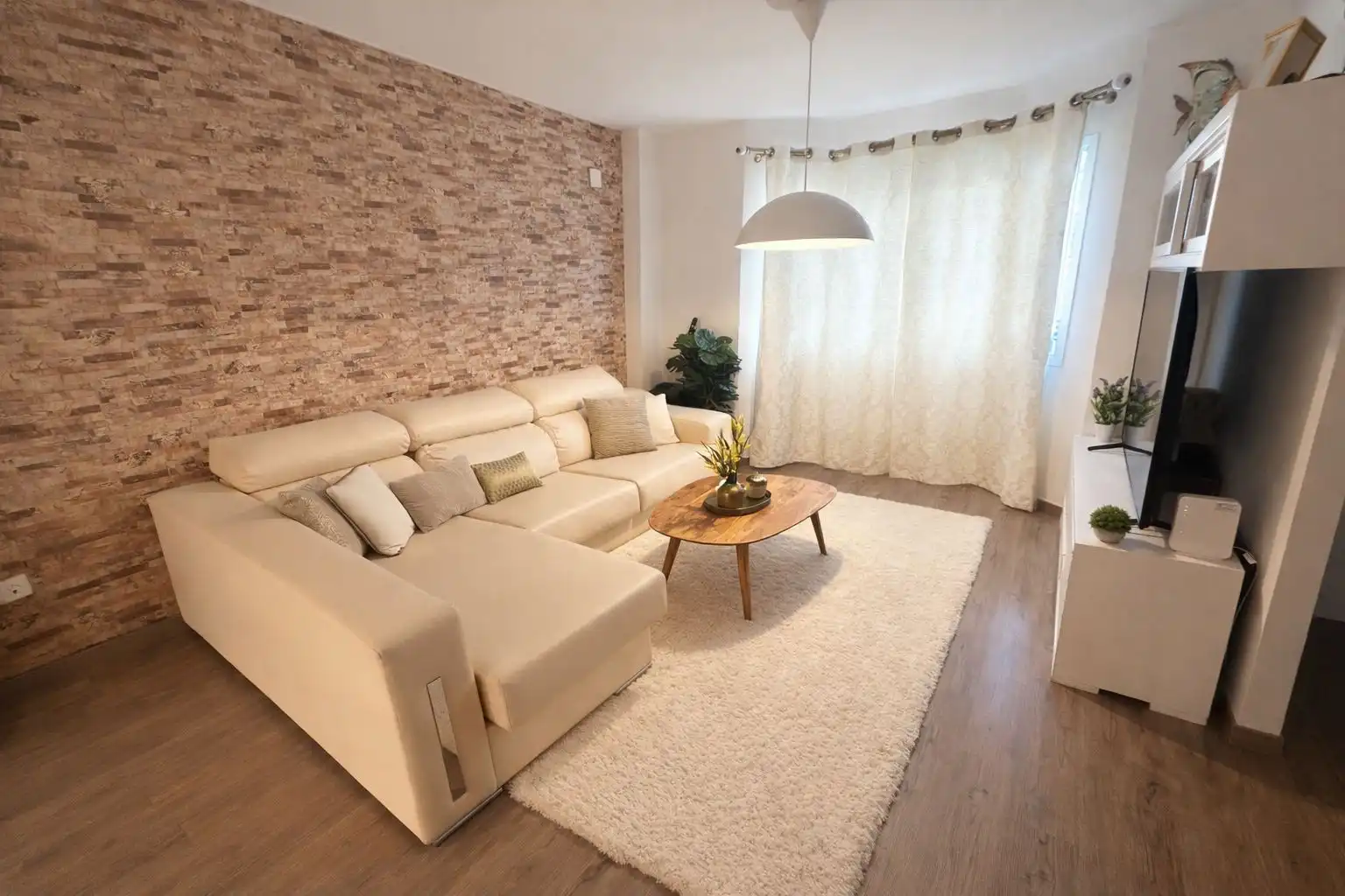 Sala d'estar de Casa adosada en venda en Coria del Río amb Aire condicionat, Piscina i Moblat