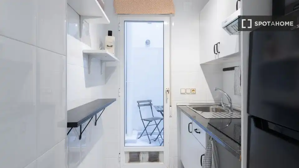Cocina de Estudio para compartir en Torrevieja con Aire acondicionado, Terraza y Amueblado