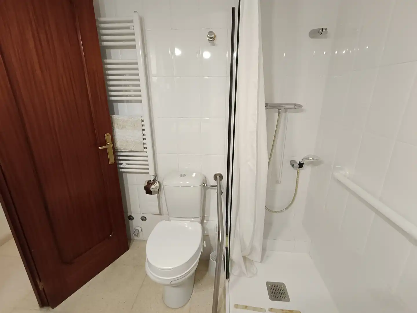 Bany de Pis en venda en L'Hospitalet de Llobregat amb Aire condicionat, Calefacció i Terrassa