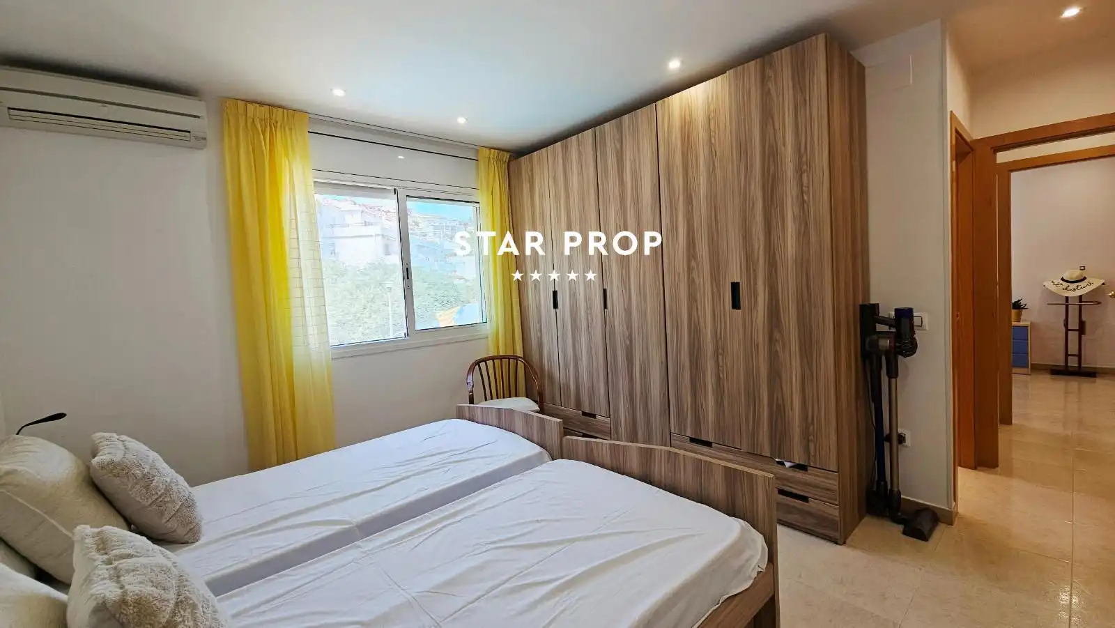 Schlafzimmer von Dachboden zum Verkauf in Llançà mit Klimaanlage, Heizung und Terrasse