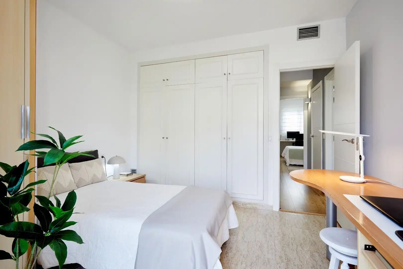 Schlafzimmer von Einfamilien-Reihenhaus zum Verkauf in Sitges mit Klimaanlage, Heizung und Privatgarten