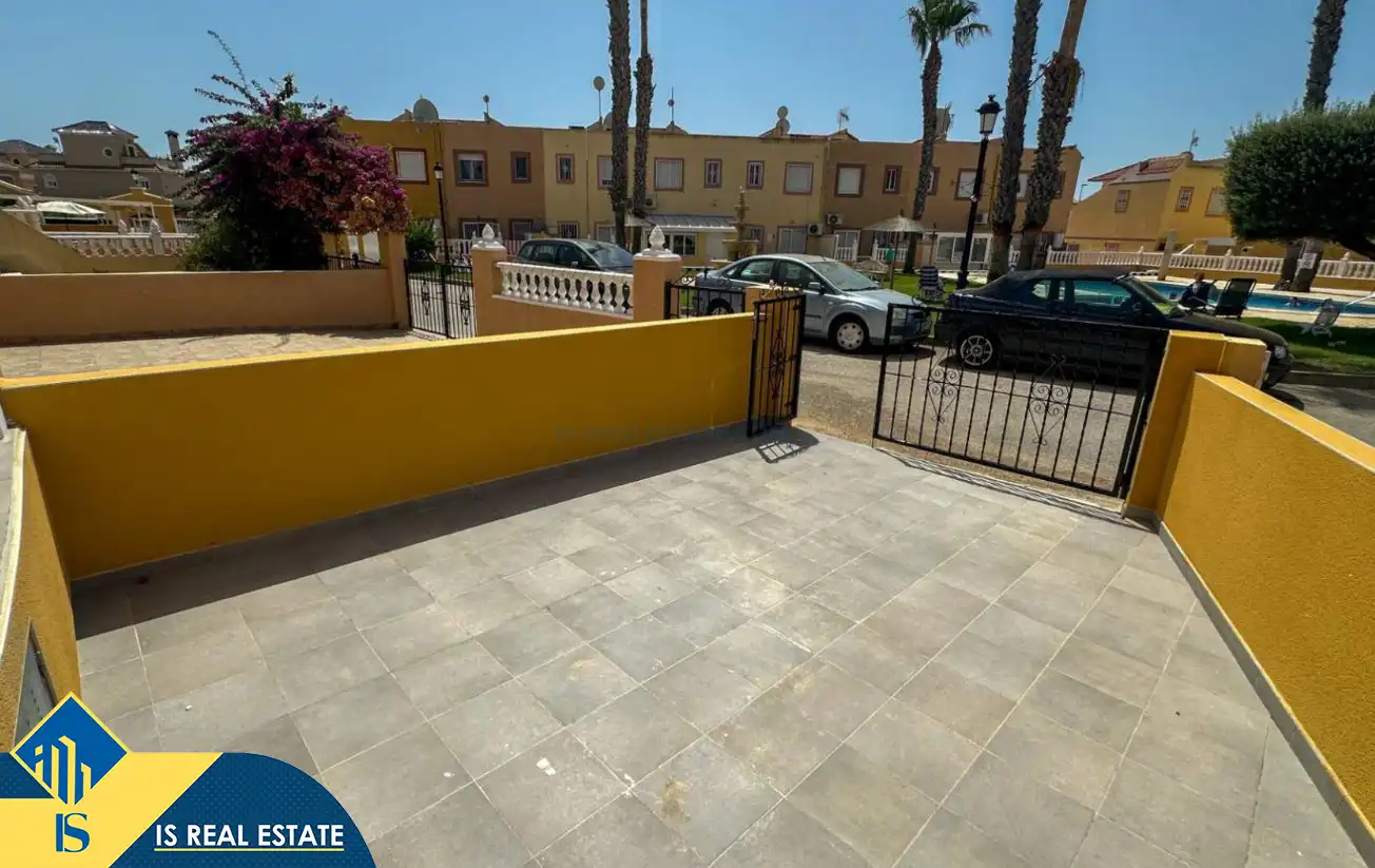 Vista exterior de Casa adosada en venda en Orihuela amb Aire condicionat, Calefacció i Terrassa