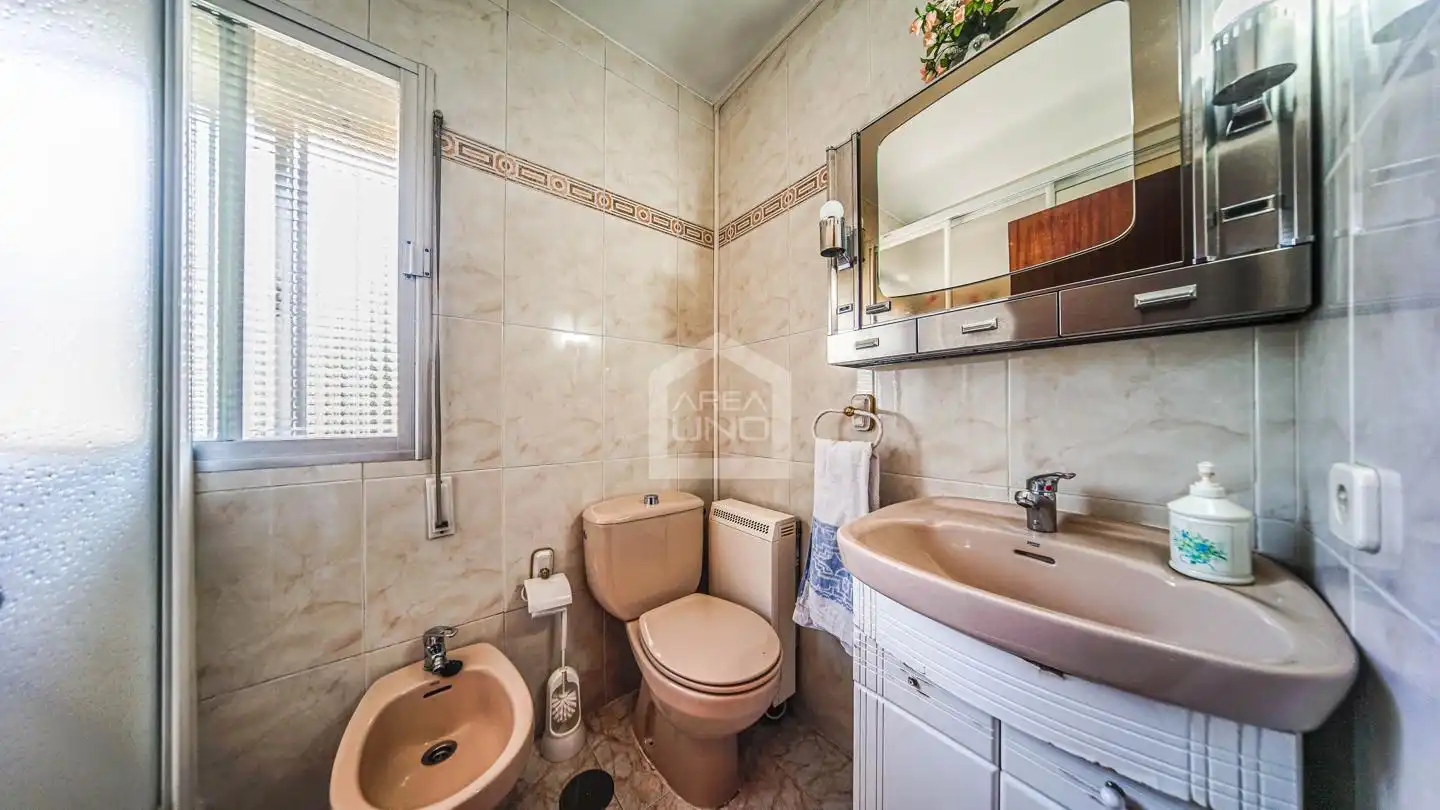 Bathroom of Ground floor for sale in Alcorcón  with Heating and Parquet flooring