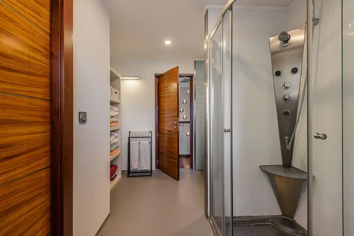 Badezimmer von Einfamilien-Reihenhaus zum Verkauf in Boadilla del Monte mit Klimaanlage, Heizung und Privatgarten