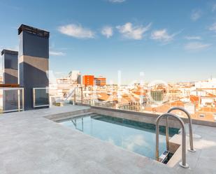 Swimming pool of Apartment to rent in  Madrid Capital  with Heating, Terrace and Furnished