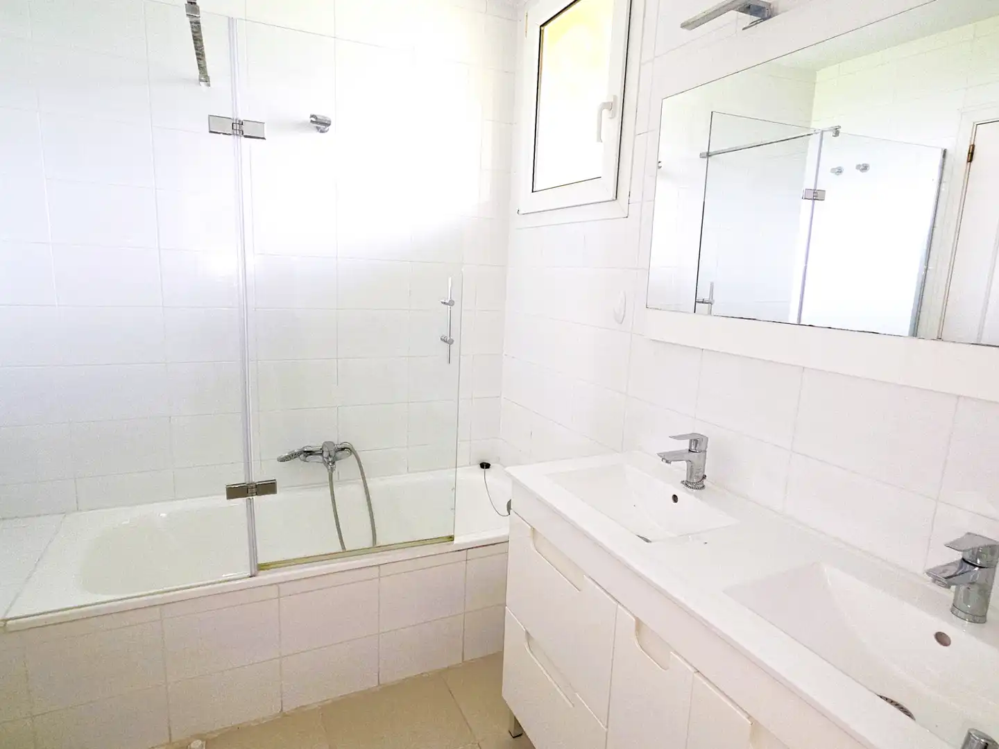 Baño de Casa adosada de alquiler en La Moraleja con Calefacción, Jardín privado y Terraza