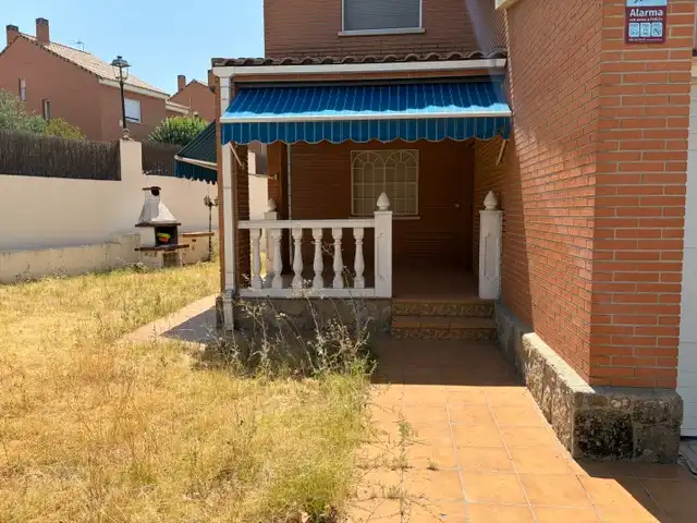 Vista exterior de Casa o xalet en venda en Moraleja de Enmedio amb Aire condicionat, Jardí privat i Terrassa