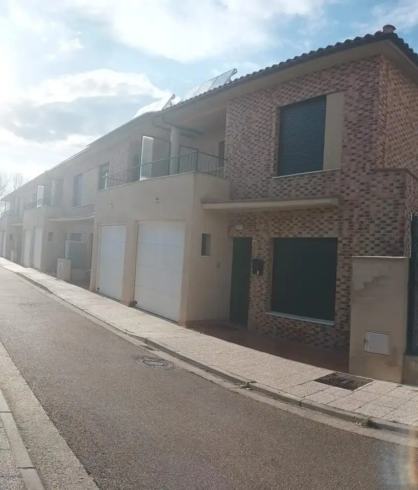 Vista exterior de Casa adosada en venta en Paracuellos de Jiloca con Calefacción, Jardín privado y Terraza