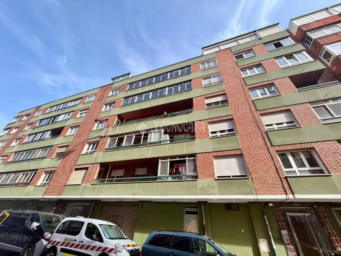 Vista exterior de Pis en venda en León Capital  amb Calefacció, Traster i Balcó
