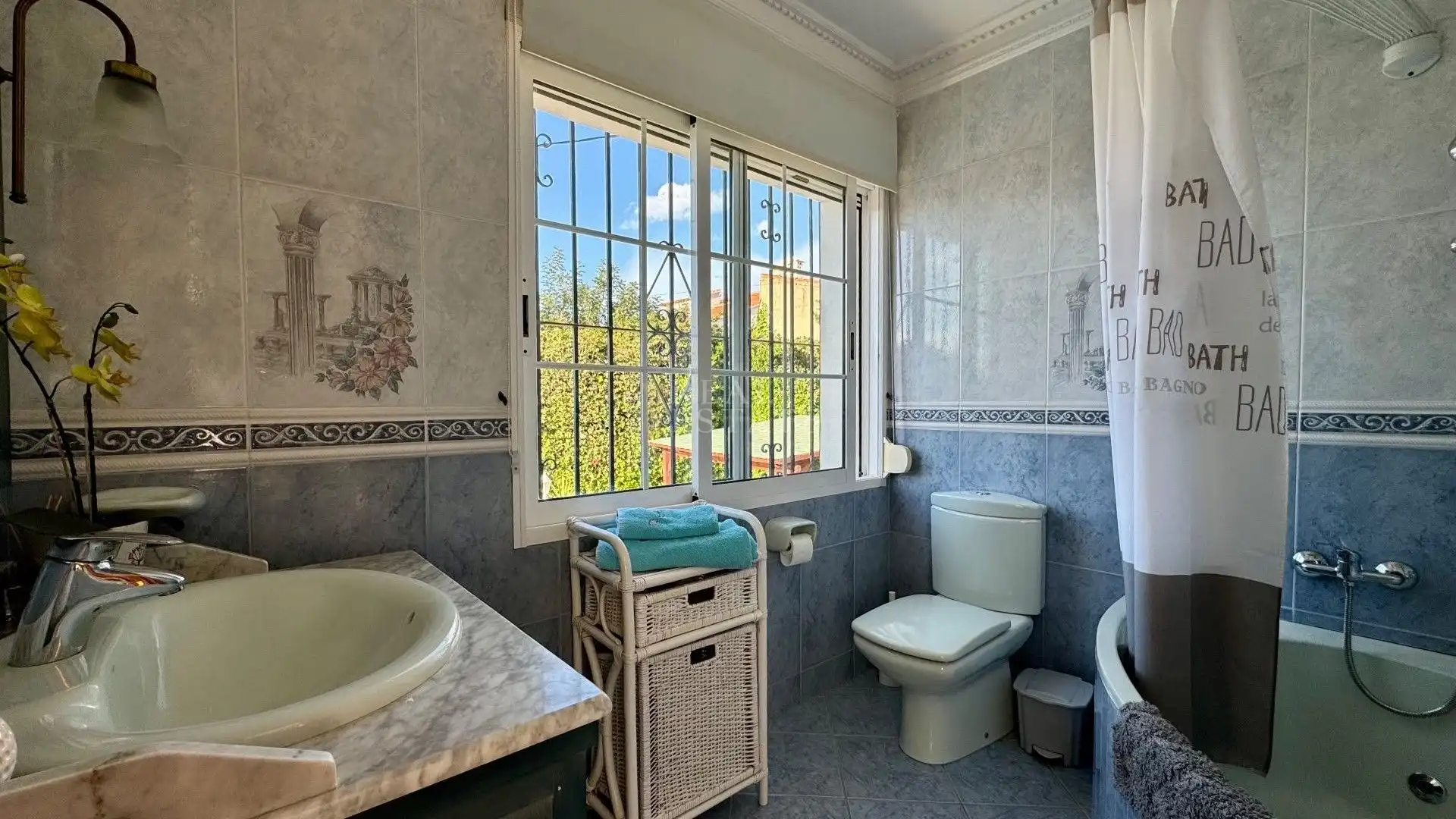 Bathroom of Houses for sale in Dénia  with Air Conditioner, Heating and Terrace