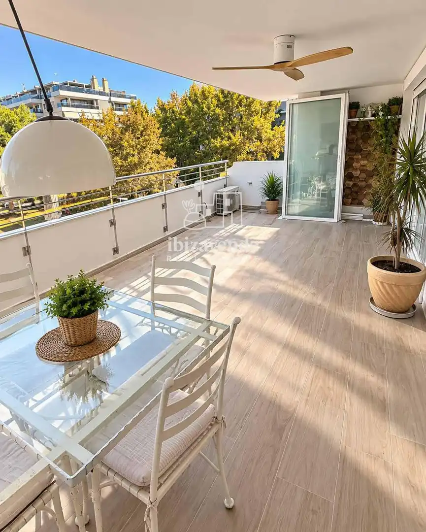 Piso con piscina en venta en historiador joan mari cardona