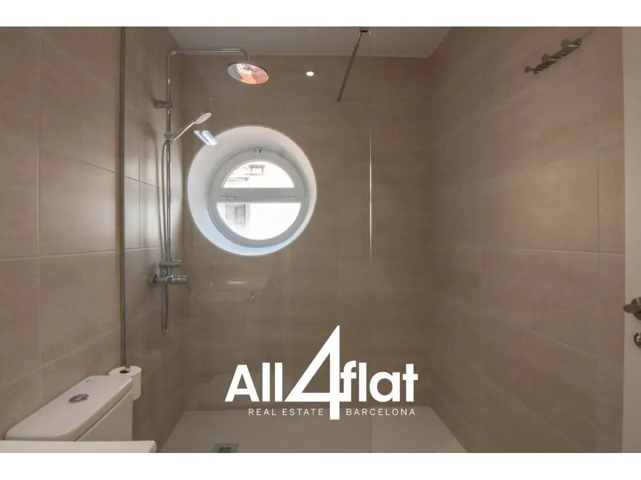 Badezimmer von Maisonette zur Miete in Mataró mit Klimaanlage und Parkett