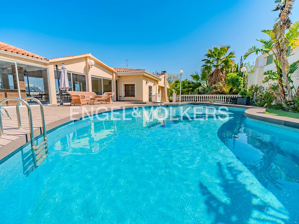 Vista exterior de Casa o xalet en venda en Alicante / Alacant amb Calefacció, Jardí privat i Terrassa