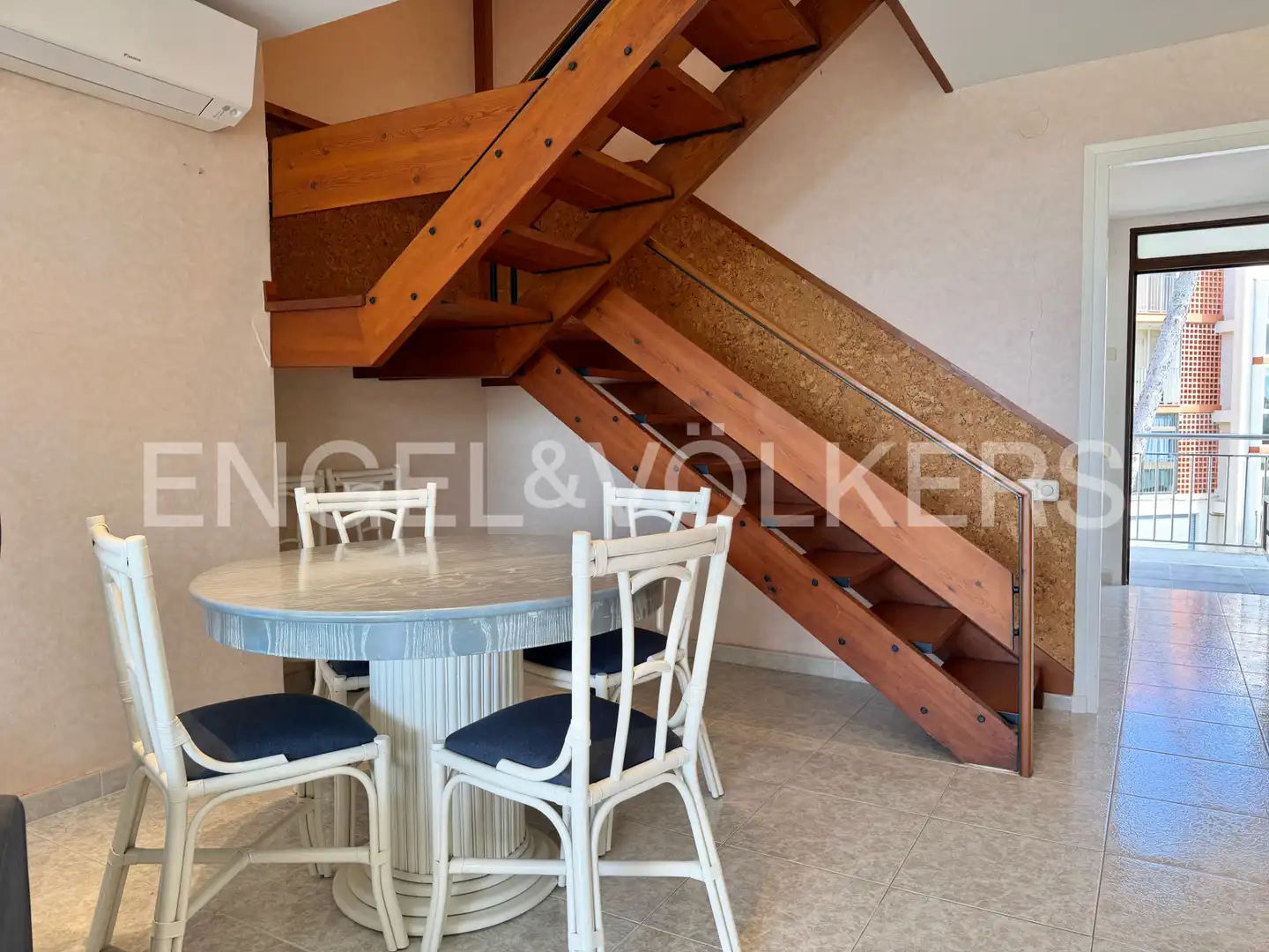 Esszimmer von Dachboden zum Verkauf in Salou mit Klimaanlage, Heizung und Terrasse
