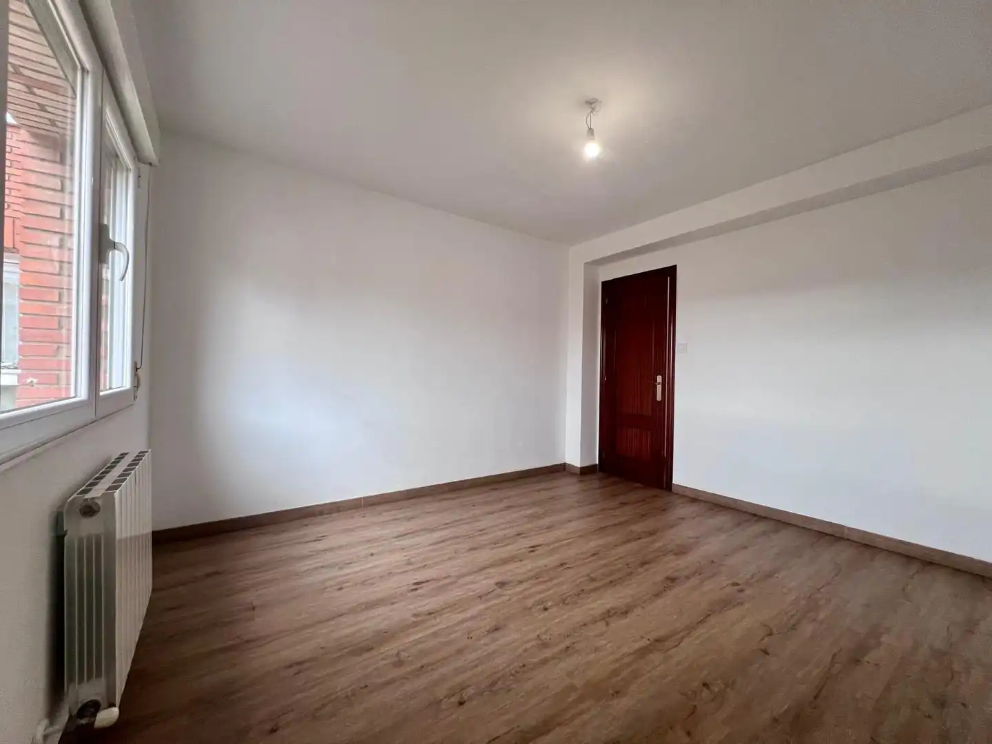 Dormitori de Pis en venda en Oviedo  amb Calefacció i Parquet