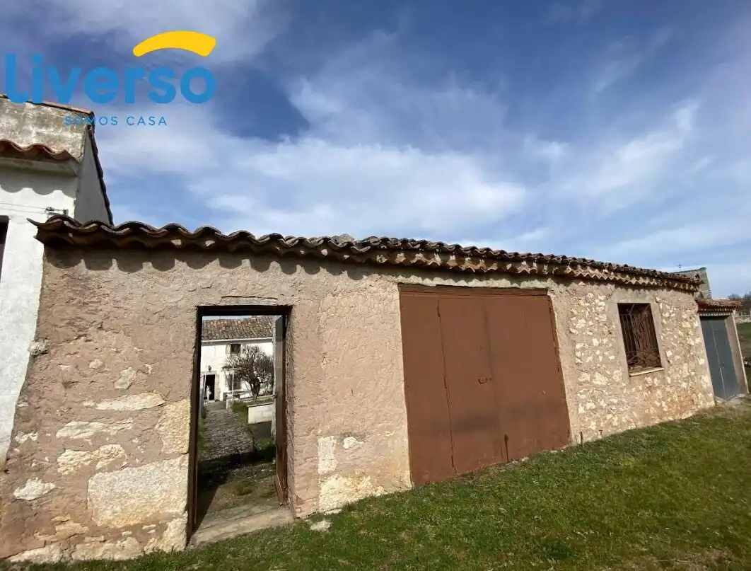 Vista exterior de Casa o xalet en venda en Villatuelda amb Calefacció, Jardí privat i Moblat